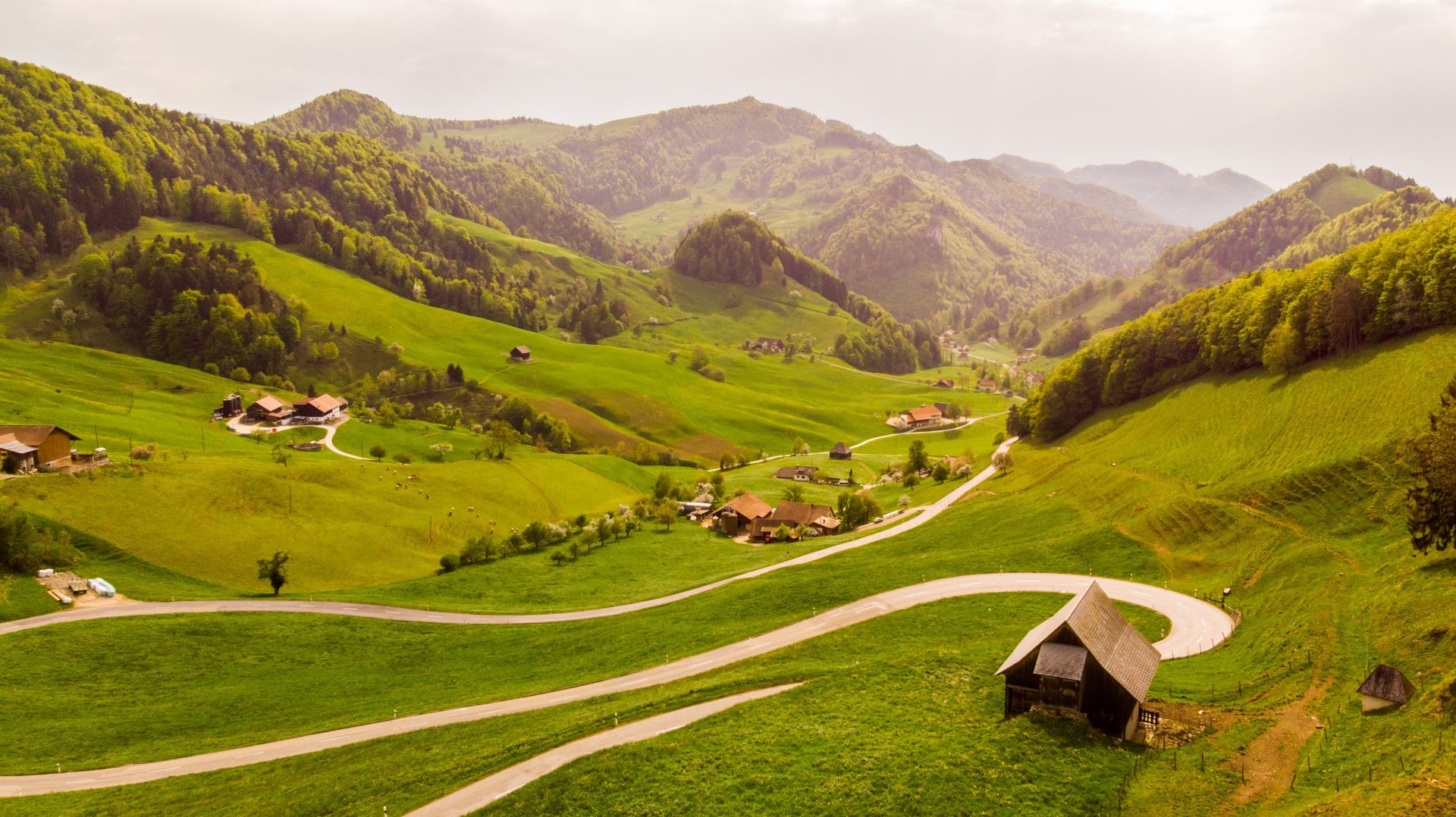 Planine i selo u Švicarskoj