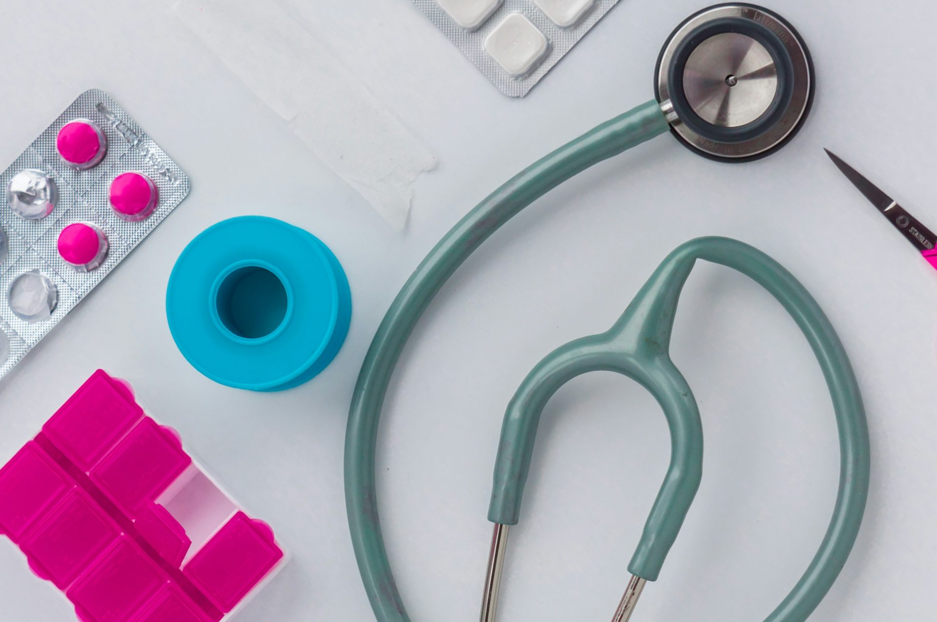 Stetoskop, tablete i drugi "alati" kojima se često koriste medicinske sestre.