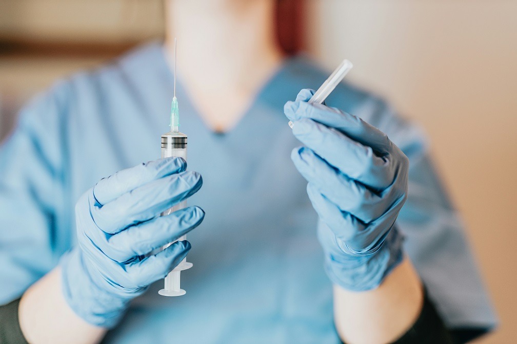 Medicinska sestra s injekcijom
